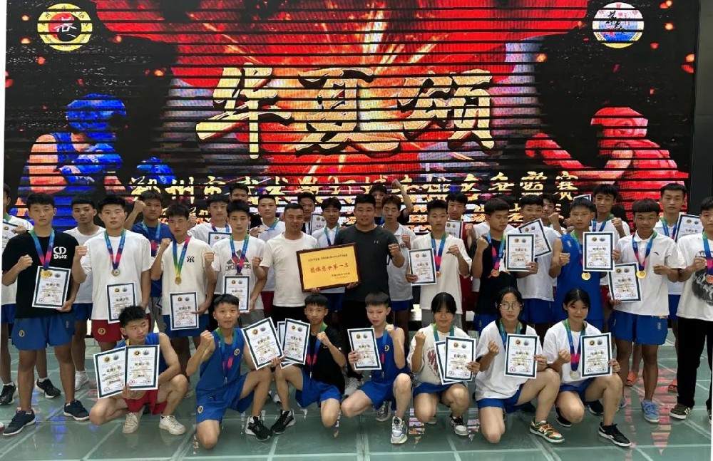 河南少林小龙武校在郑州市武术散打搏击争霸赛上荣获“团体总分第一名”