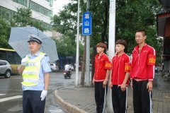 少林小龙武院学员交通志愿者在大禹路配合交警执勤